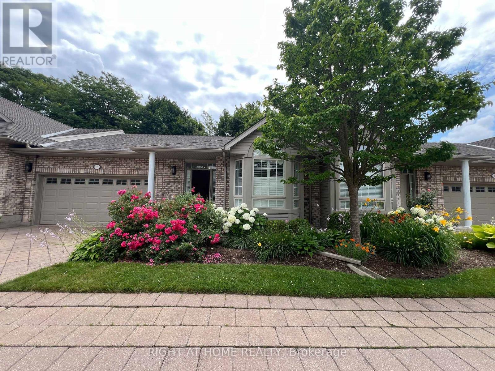 7 1574 Richmond St, London, ON N6G 4W1