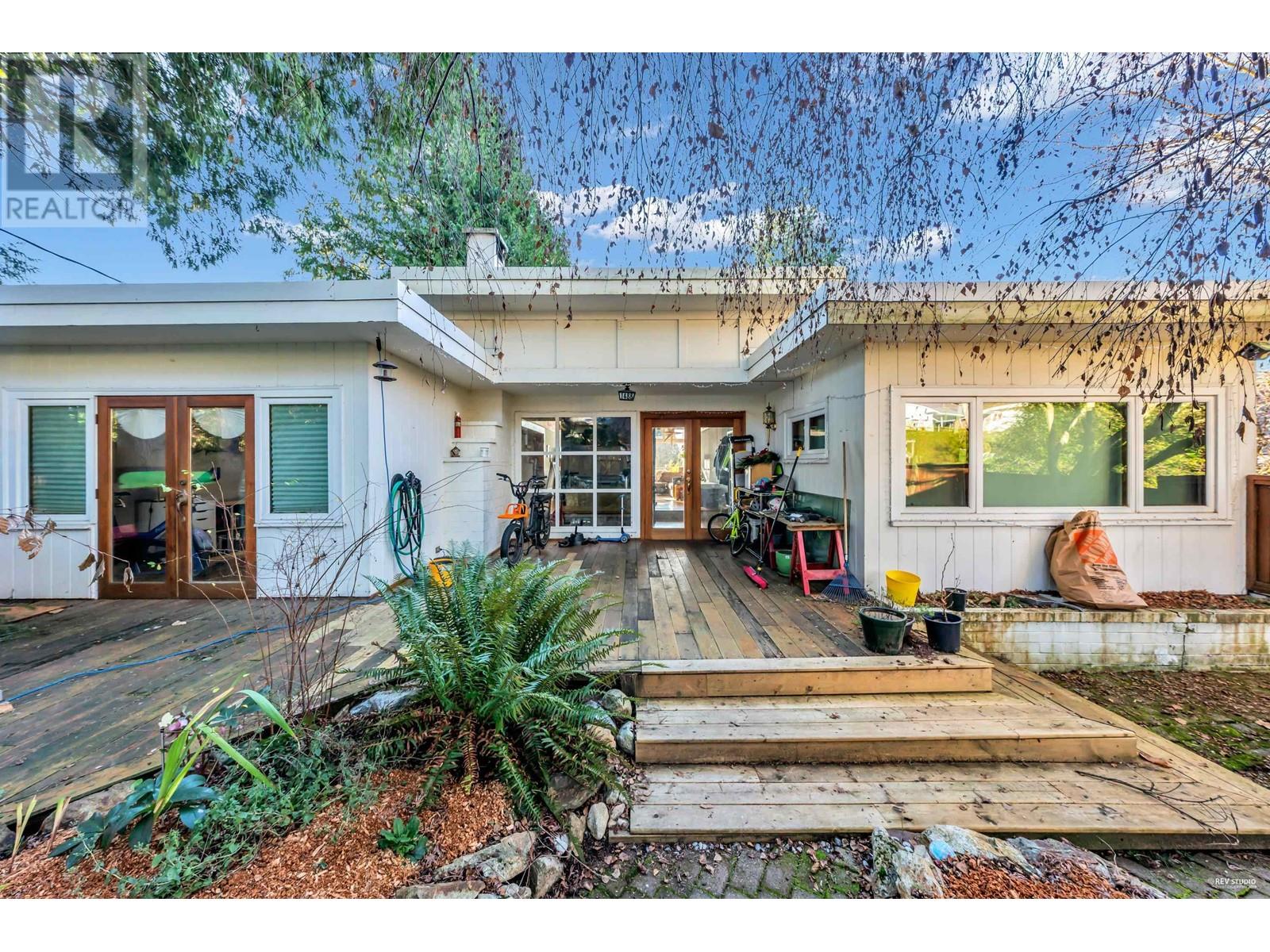 1488 Palmerston Ave, West Vancouver, BC V7T 2H7