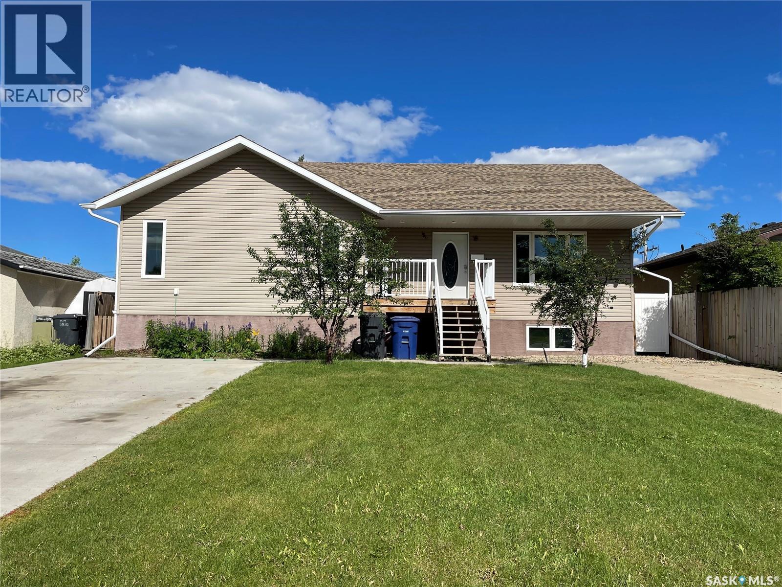 810 Centre St, Meadow Lake, SK S9X 1G3