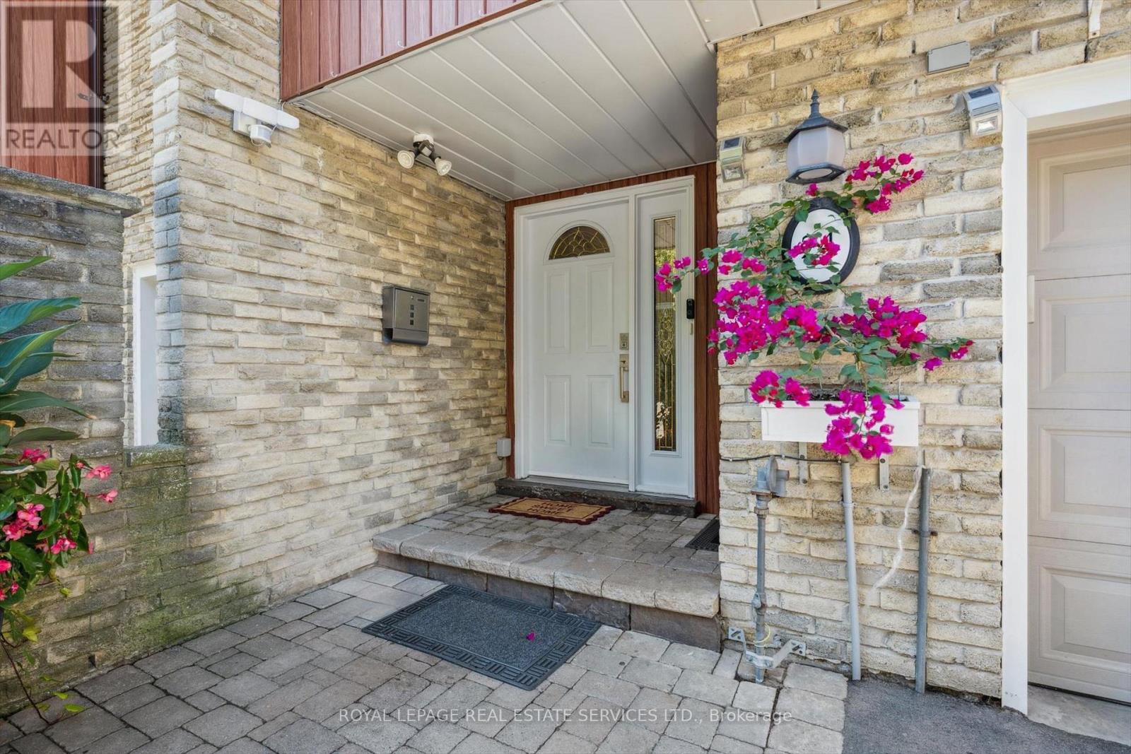 24 915 Inverhouse Dr, Mississauga, ON L5J 4B2