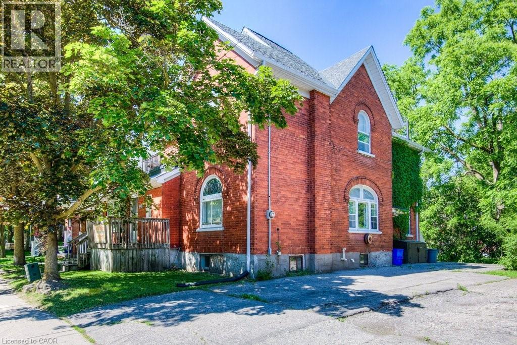 126 Albert St, Waterloo, ON N2L 3T1