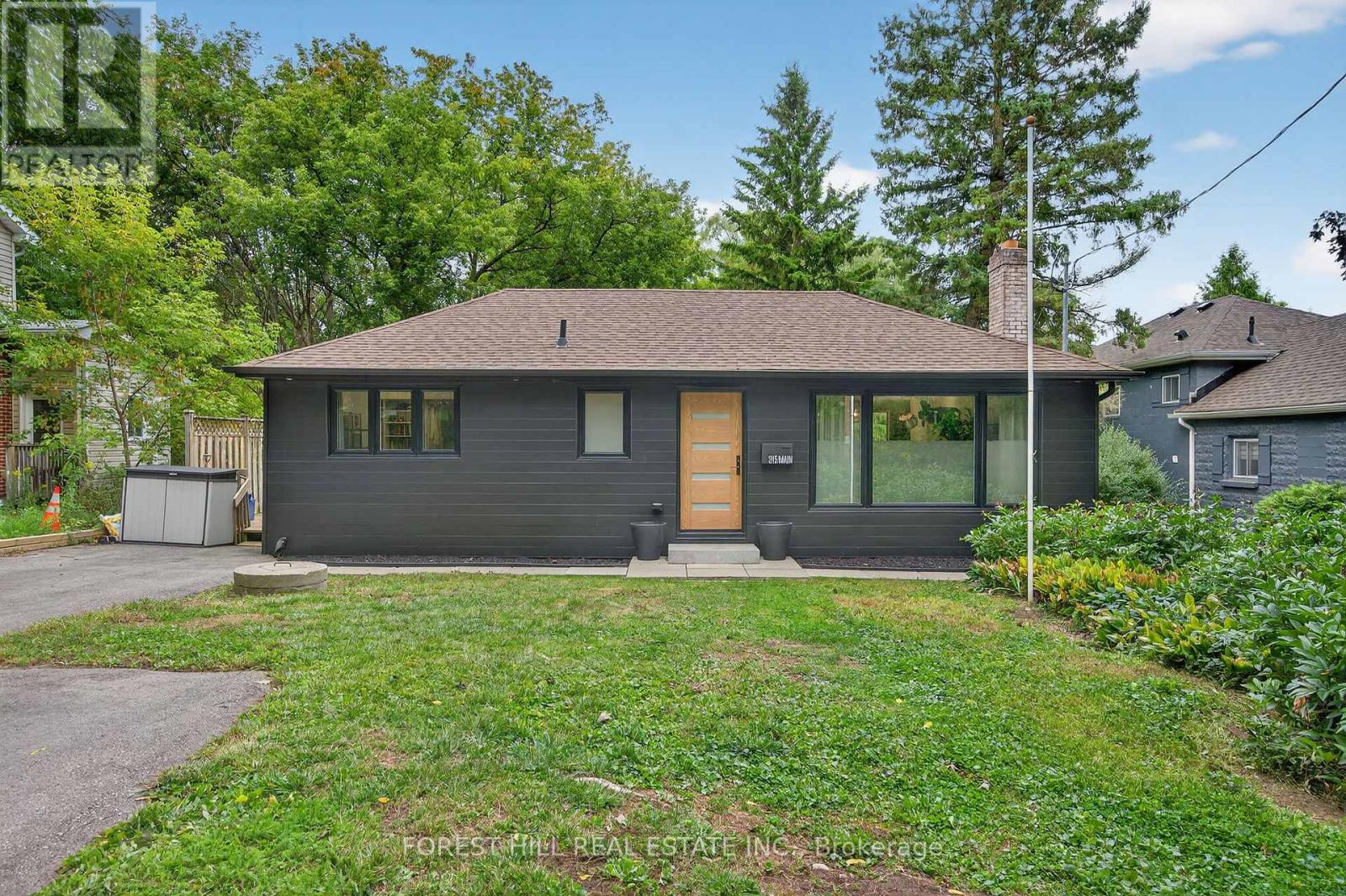 215 Main St N, Newmarket, ON L3Y 9B1