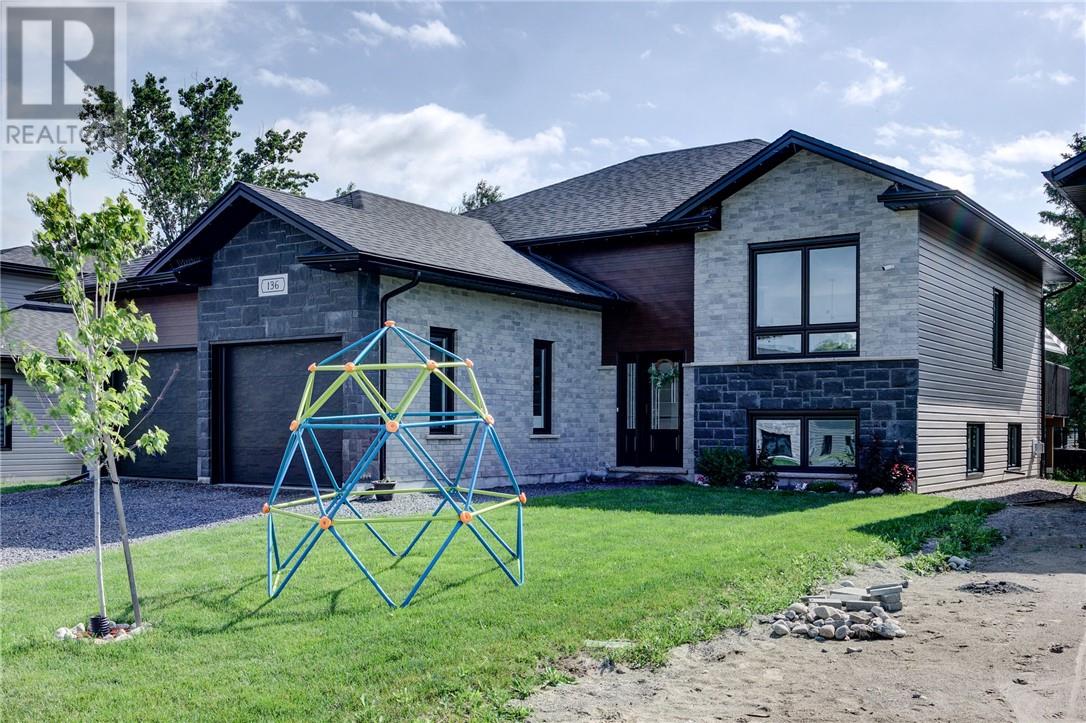 136 Hollybrook Cres, Azilda, ON P0M 1B0