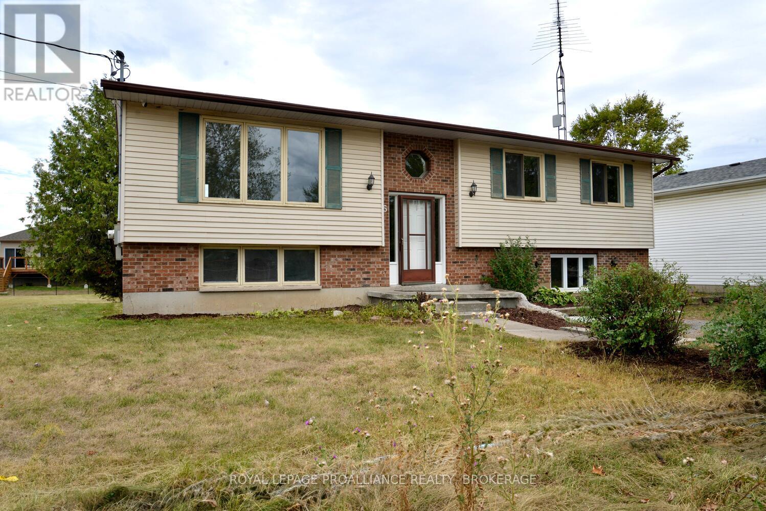 5 South St, Loyalist, ON K0H 2H0