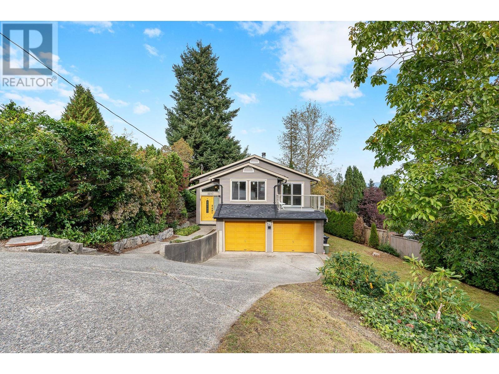 2217 Hillside Ave, Coquitlam, BC V3K 1L3
