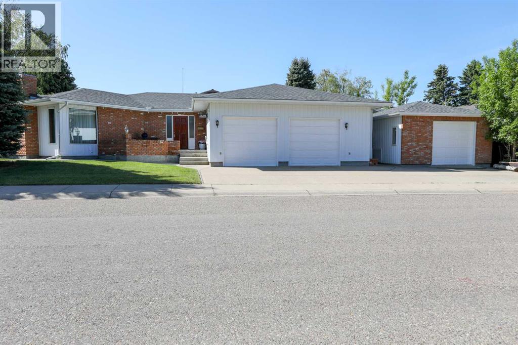 90 Tudor Cres S, Lethbridge, AB T1K 5C8