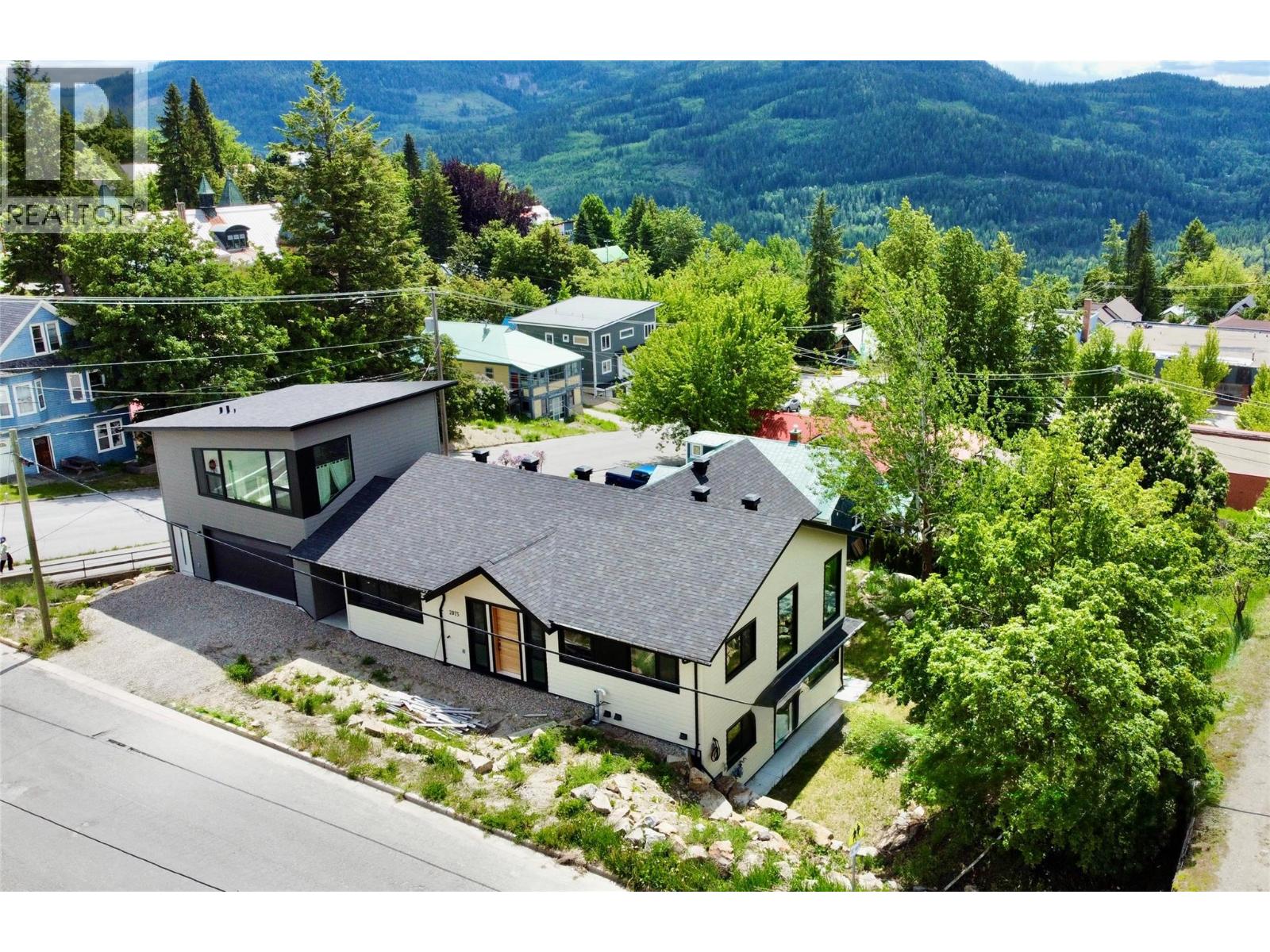 2075 St Paul St, Rossland, BC V0G 1Y0