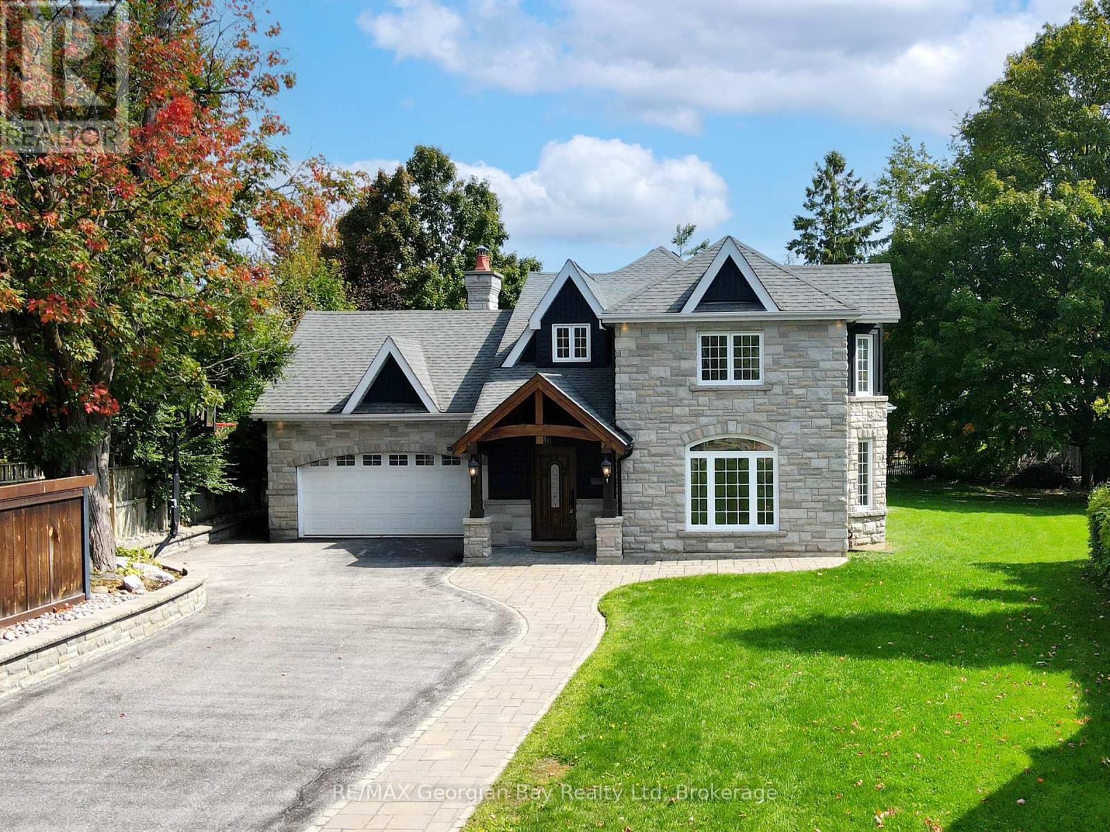 105 Duckworth St, Barrie, ON L4M 3V9