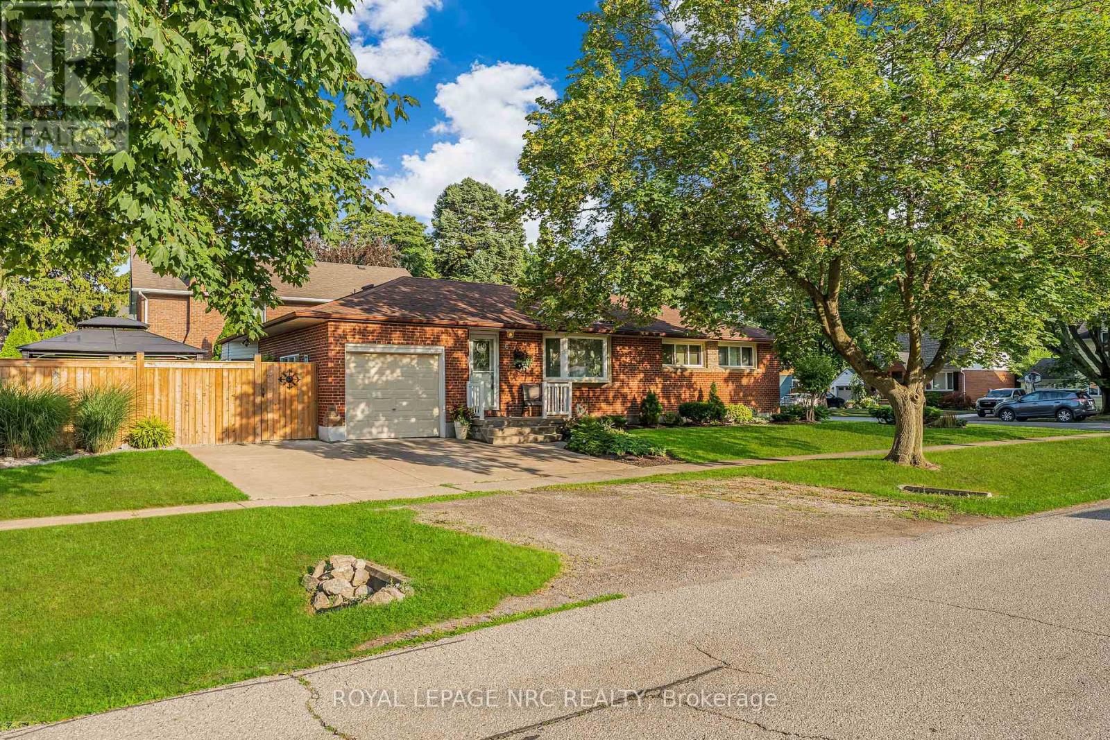 6 Maplewood Dr, St. Catharines, ON L2M 3P1