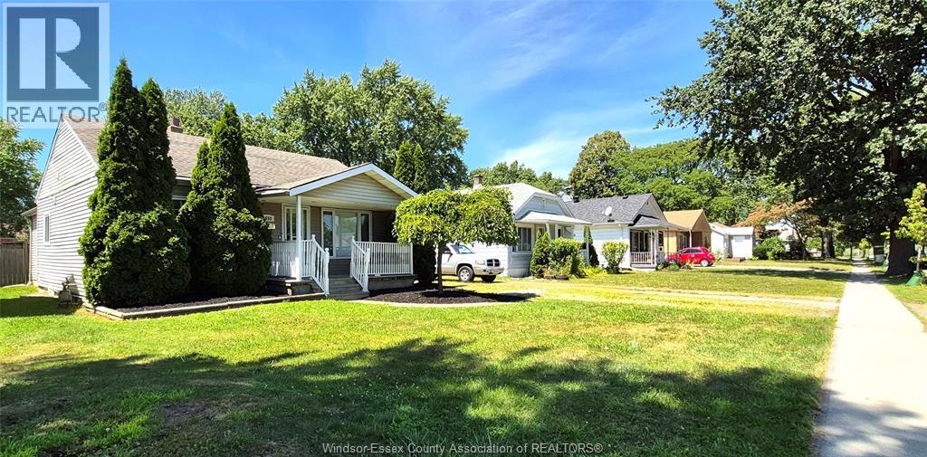 1559 Buckingham Dr, Windsor, ON N8T 2A3