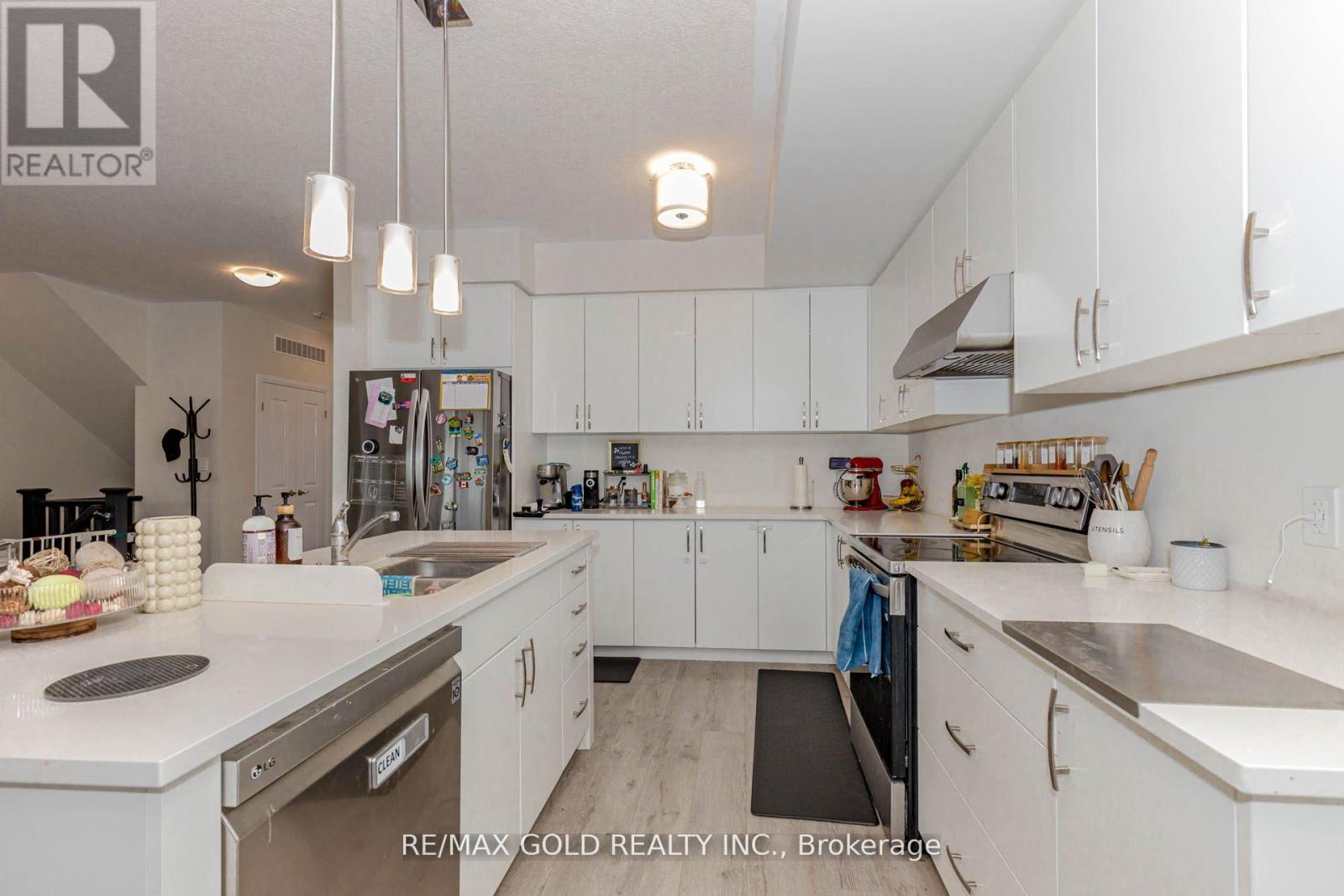 3 124 Seabrook Dr, Kitchener, ON N2R 0R7