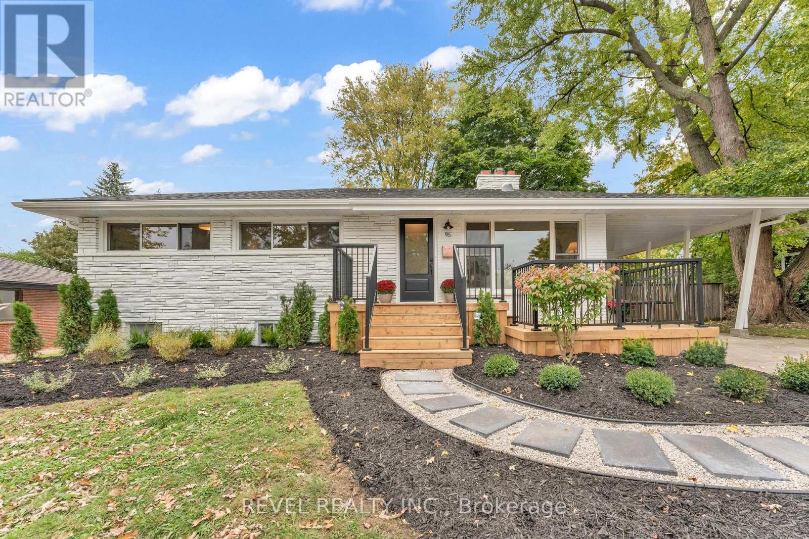 95 Seneca Dr, Hamilton, ON L9G 3B7