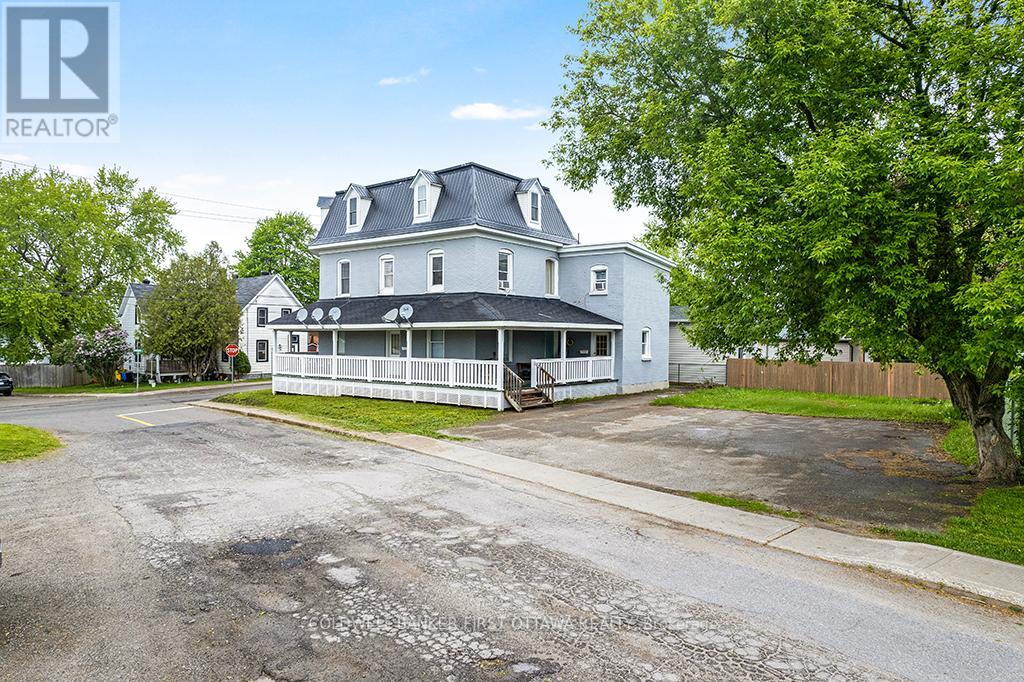 151 Chambers St, Smiths Falls, ON K7A 2Z5