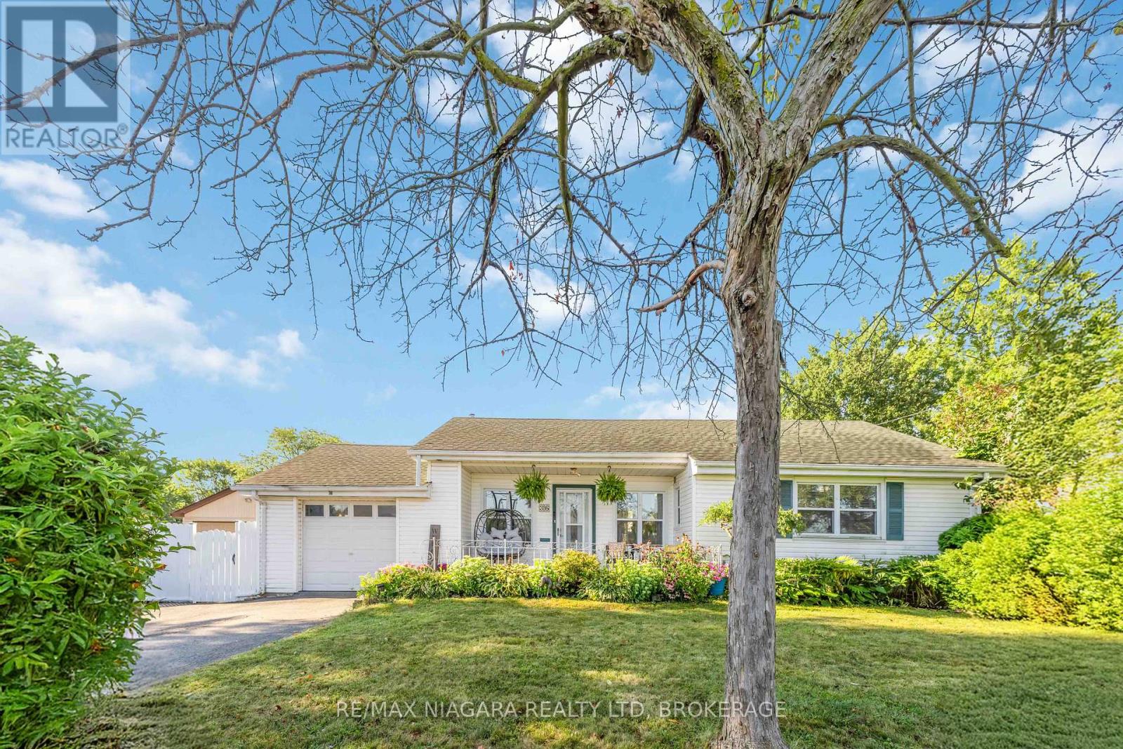 36 Admiral Rd, St. Catharines, ON L2P 1G6