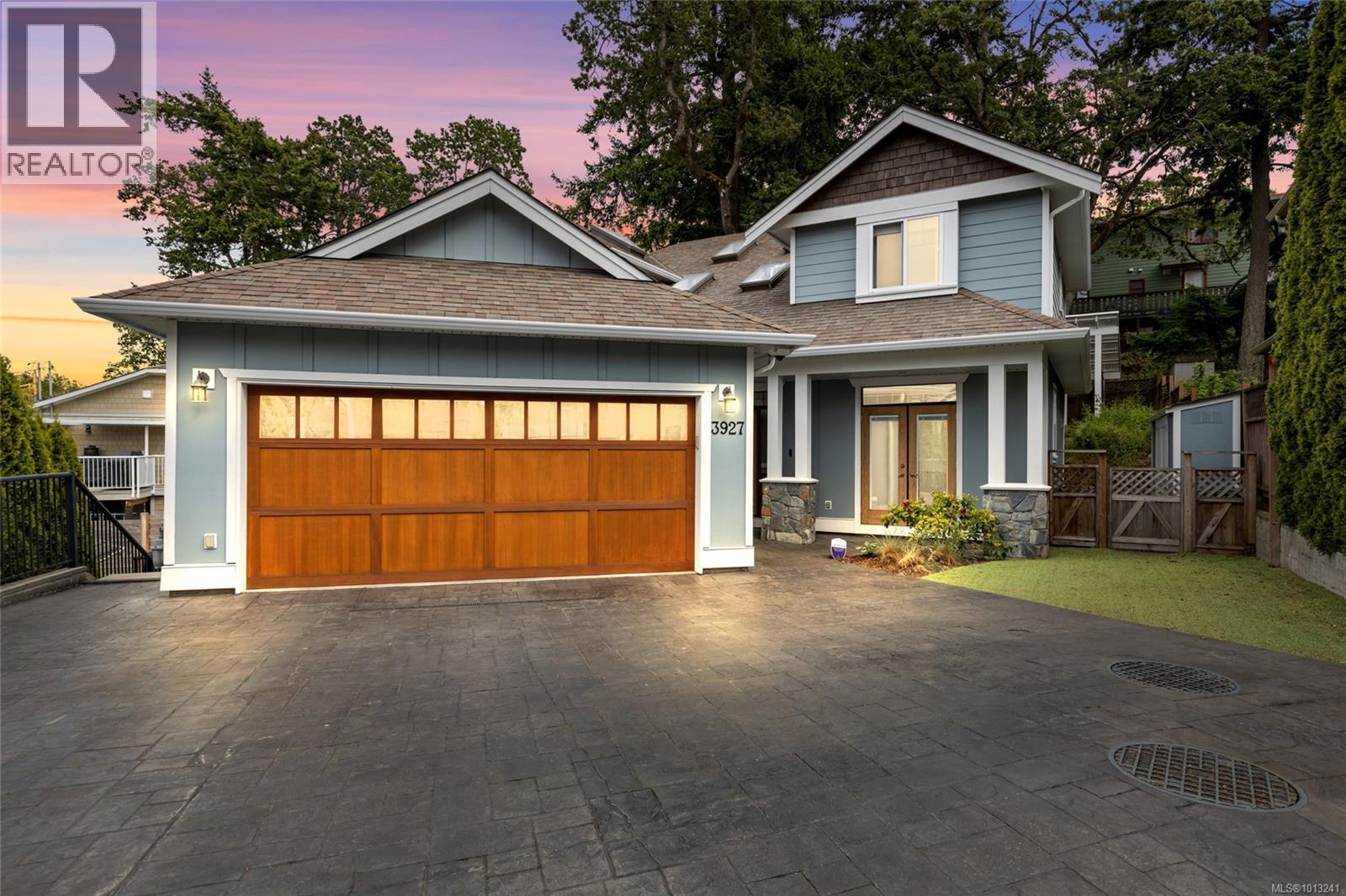3927 Druce Ln, Saanich, BC V8P 0A2