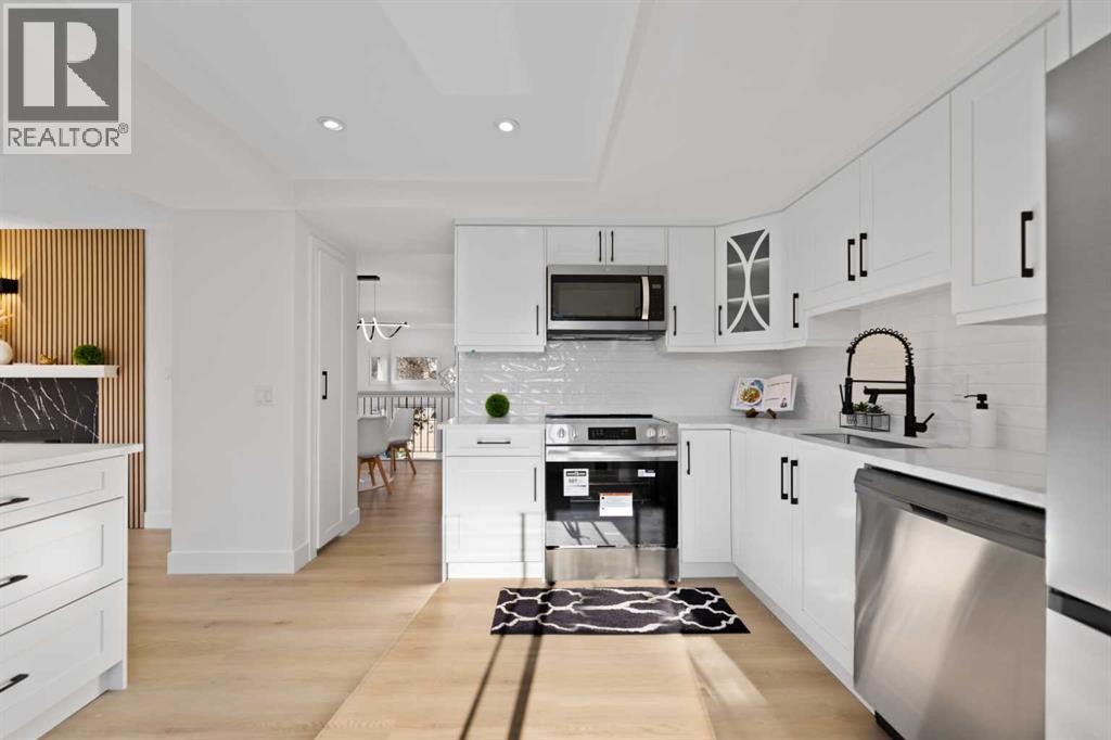 26 Glamis Gdns SW, Calgary, AB T3E 6S4