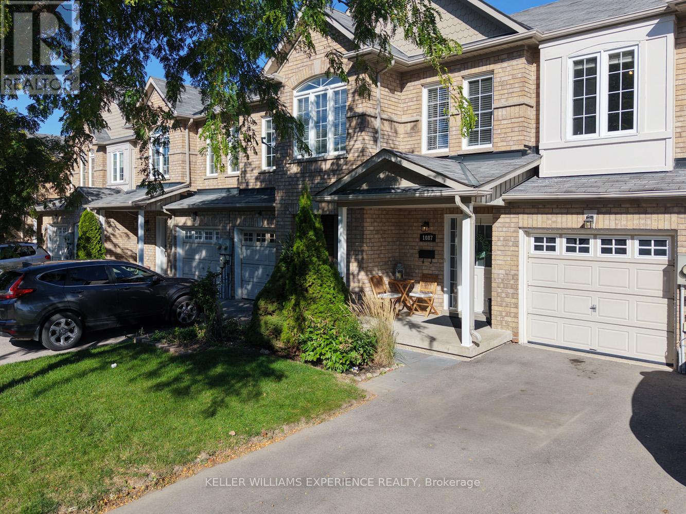 2 1087 Brook Gardens Marsh, Newmarket, ON L3Y 8W6