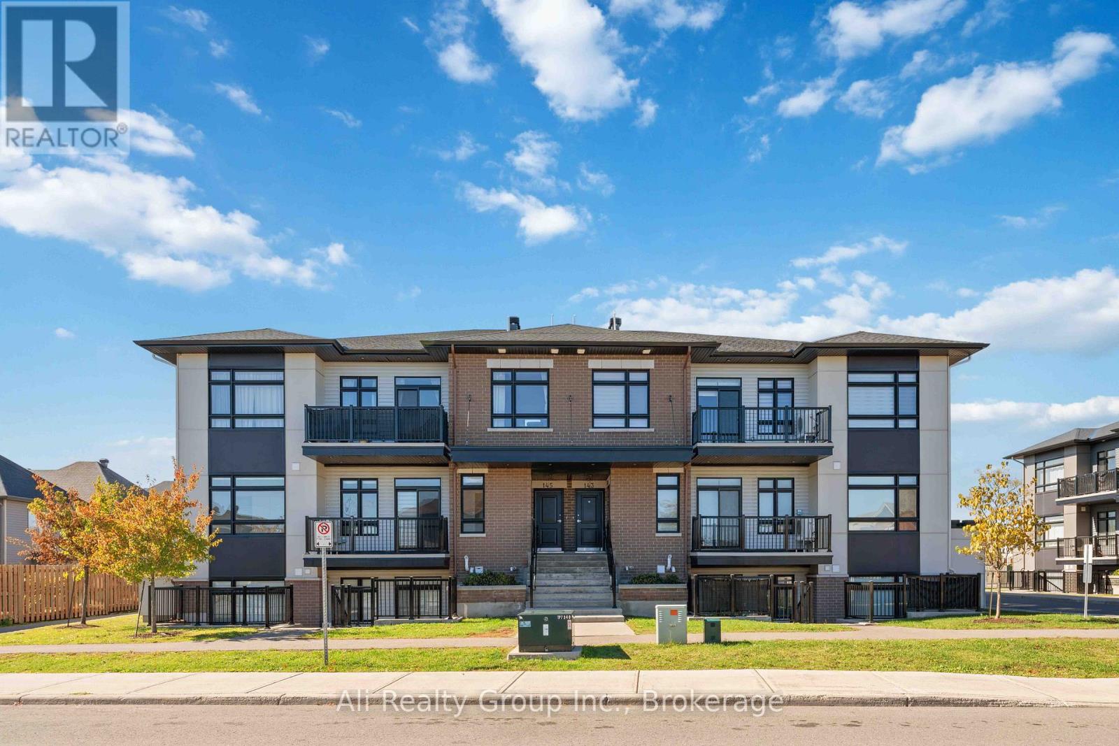 147 Fairweather St, Ottawa, ON K1T 0M8