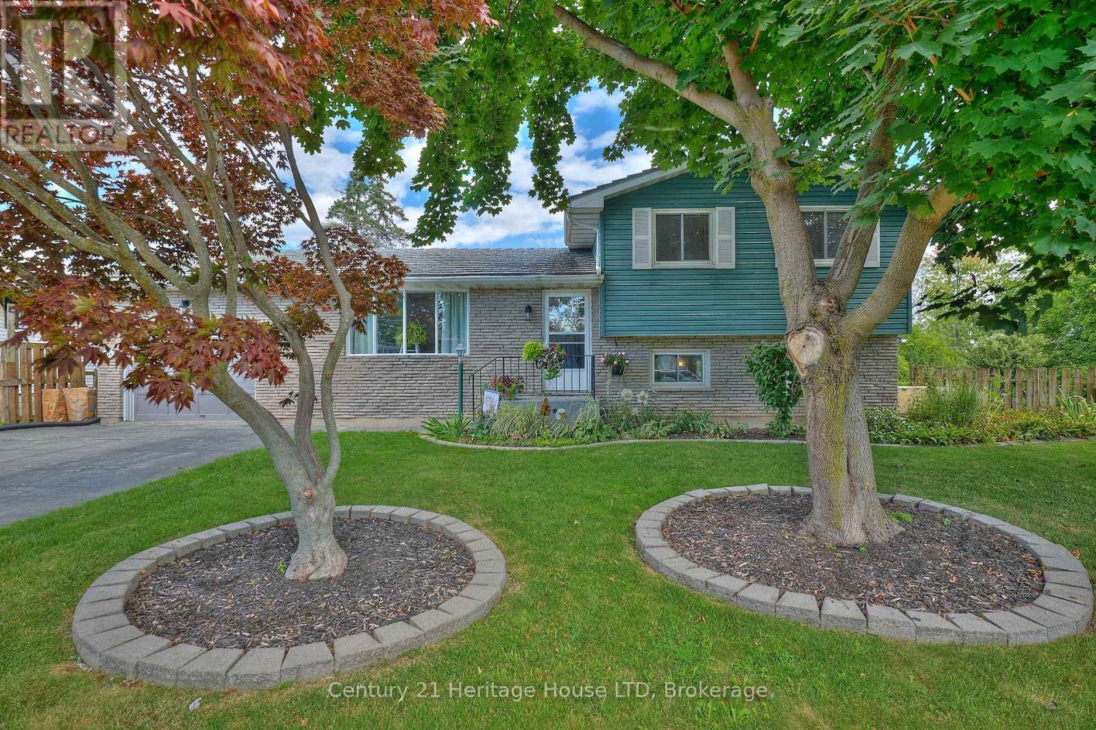 15 Malkin Ave, Fort Erie, ON L2A 5H9