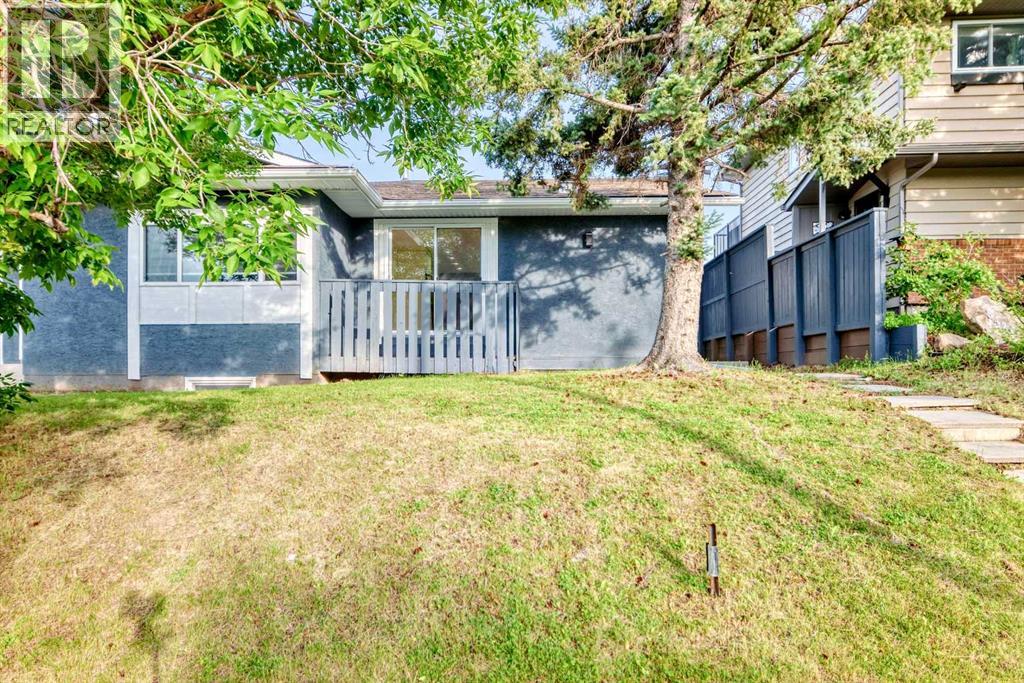 8426 Berkley Rd NW, Calgary, AB T3K 1B4