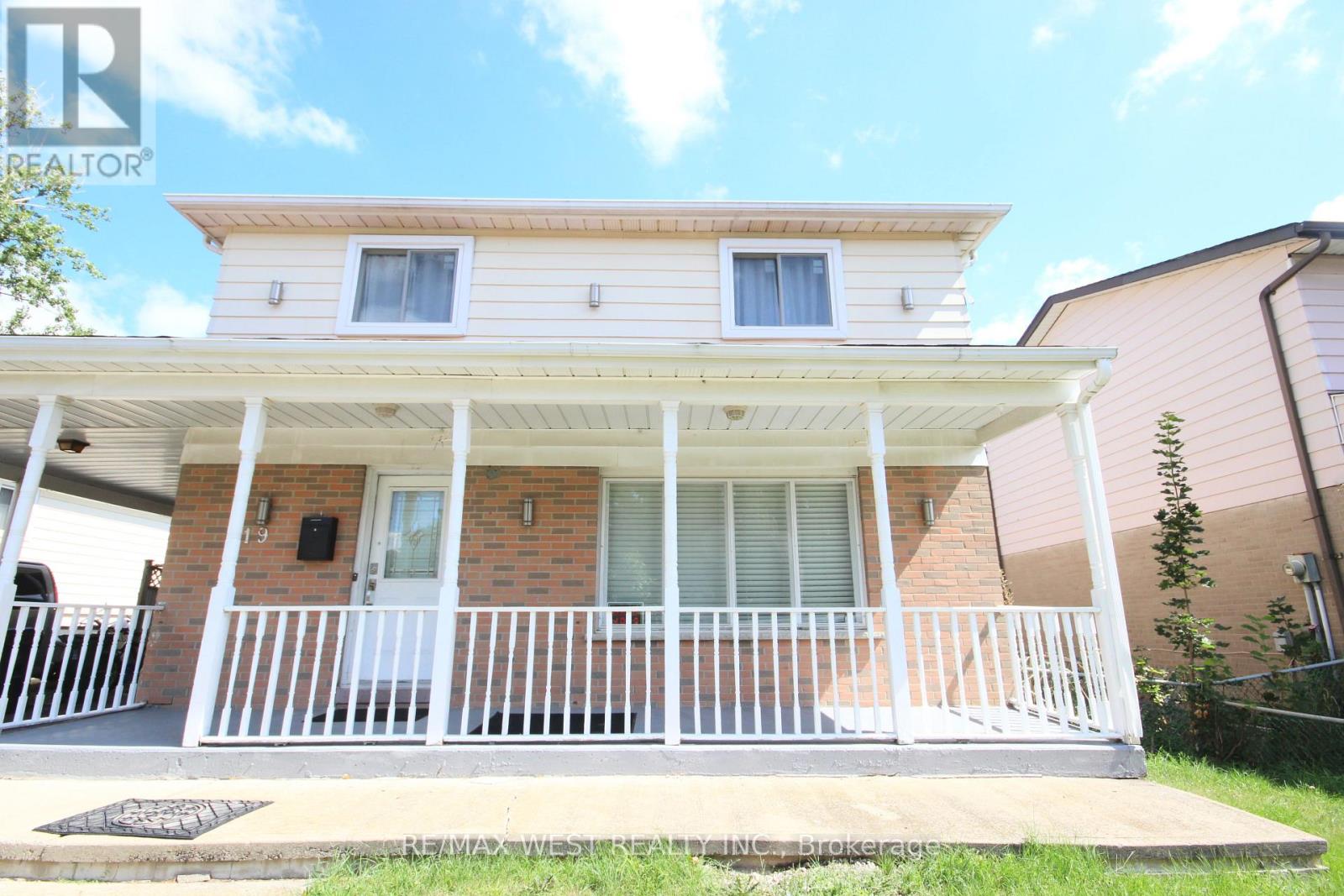 19 Lynmont Rd, Toronto West Humber-clairville, ON M9V 3W7