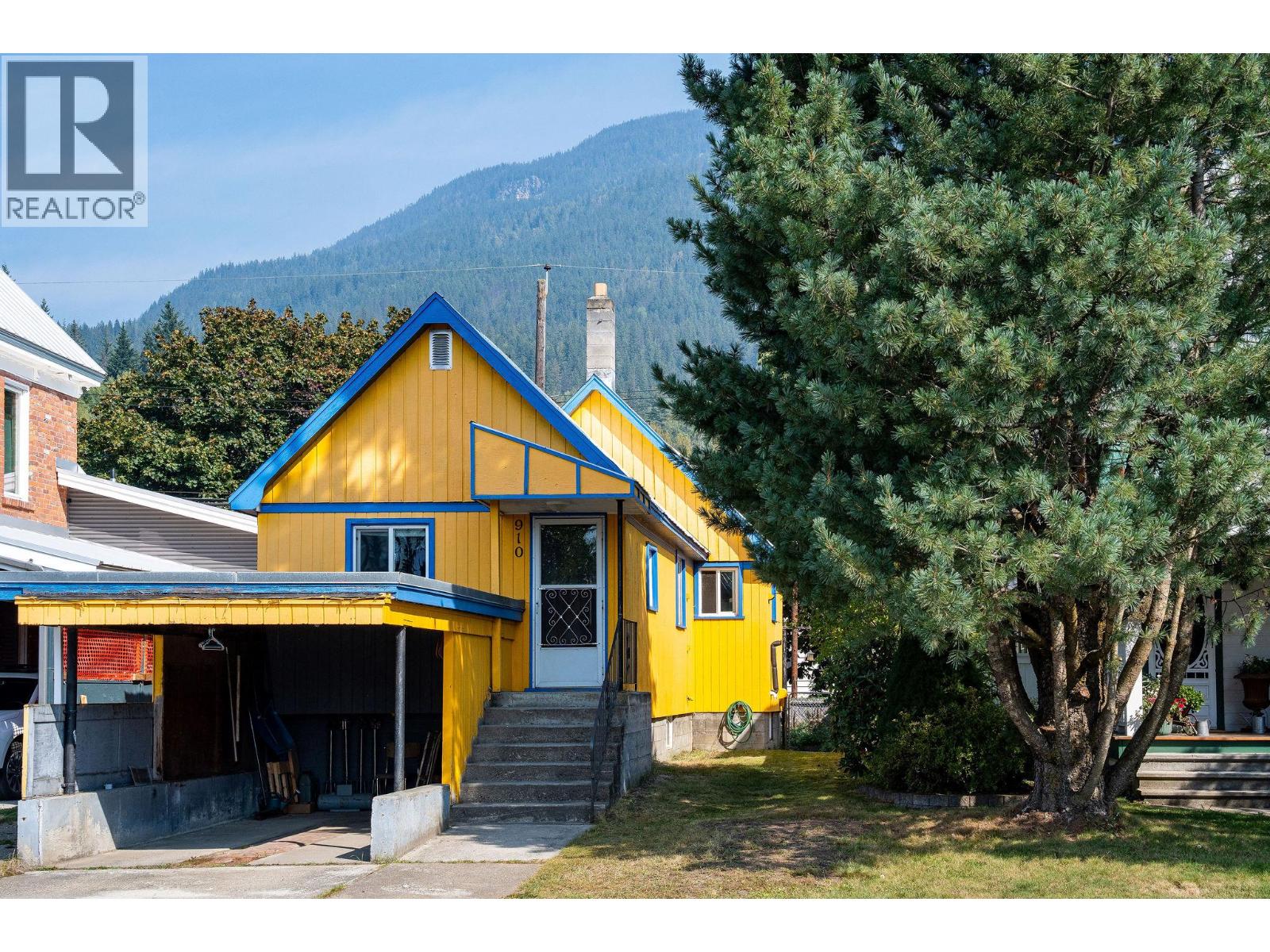 910 Second St W, Revelstoke, BC V0E 2S0