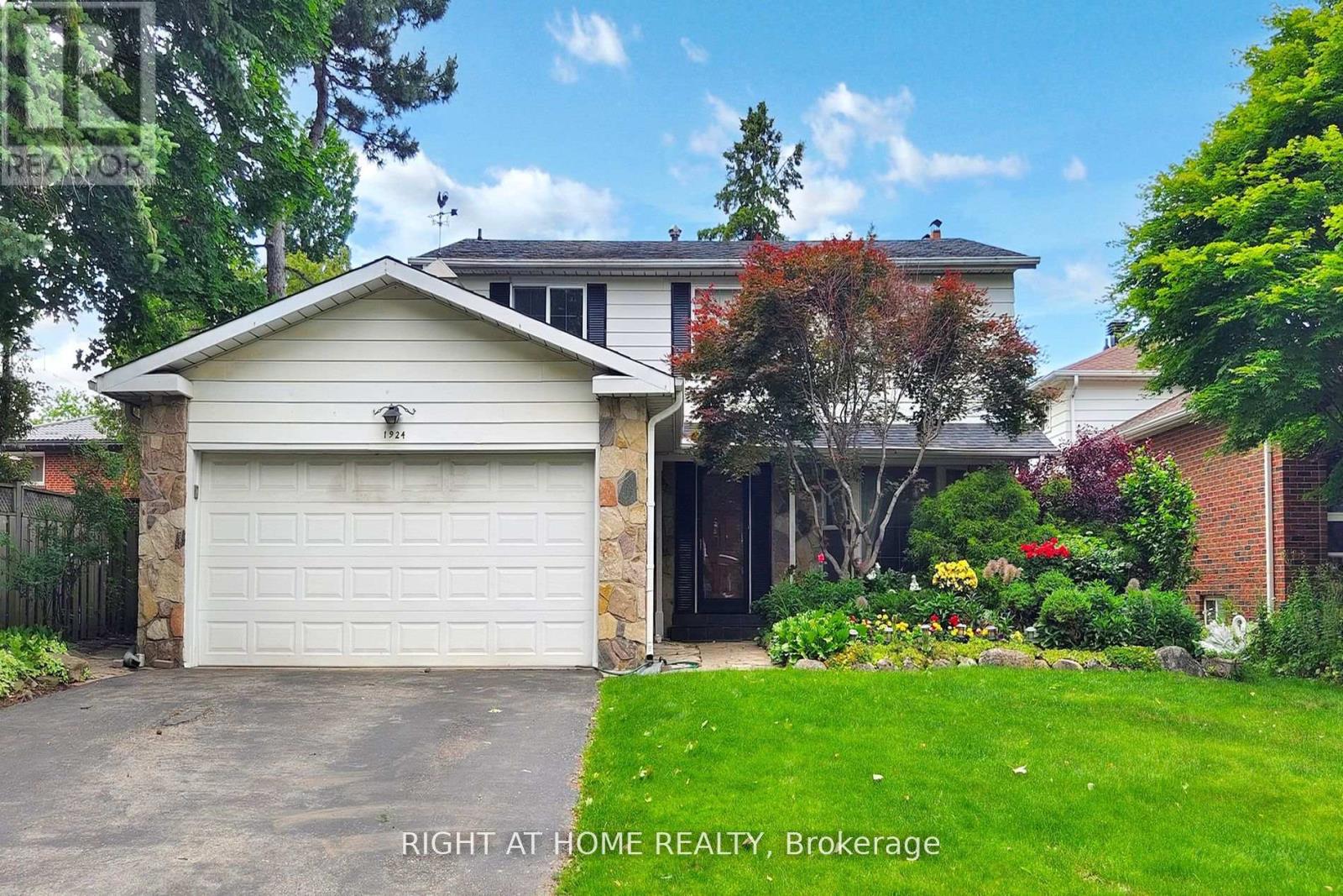 1924 Steepbank Cres, Mississauga, ON L4X 1T8