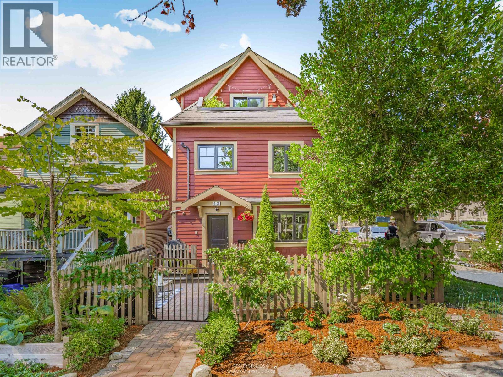 3103 St George St, Vancouver, BC V5T 3R9