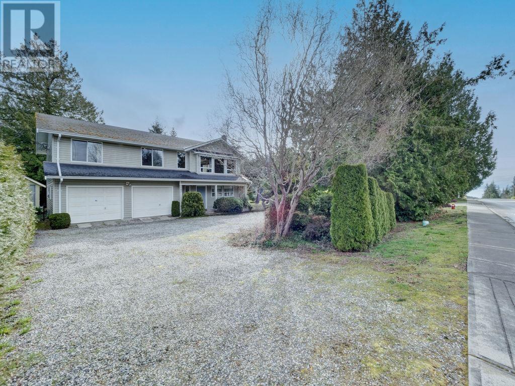5642 Nickerson Rd, Sechelt, BC V7Z 0M6