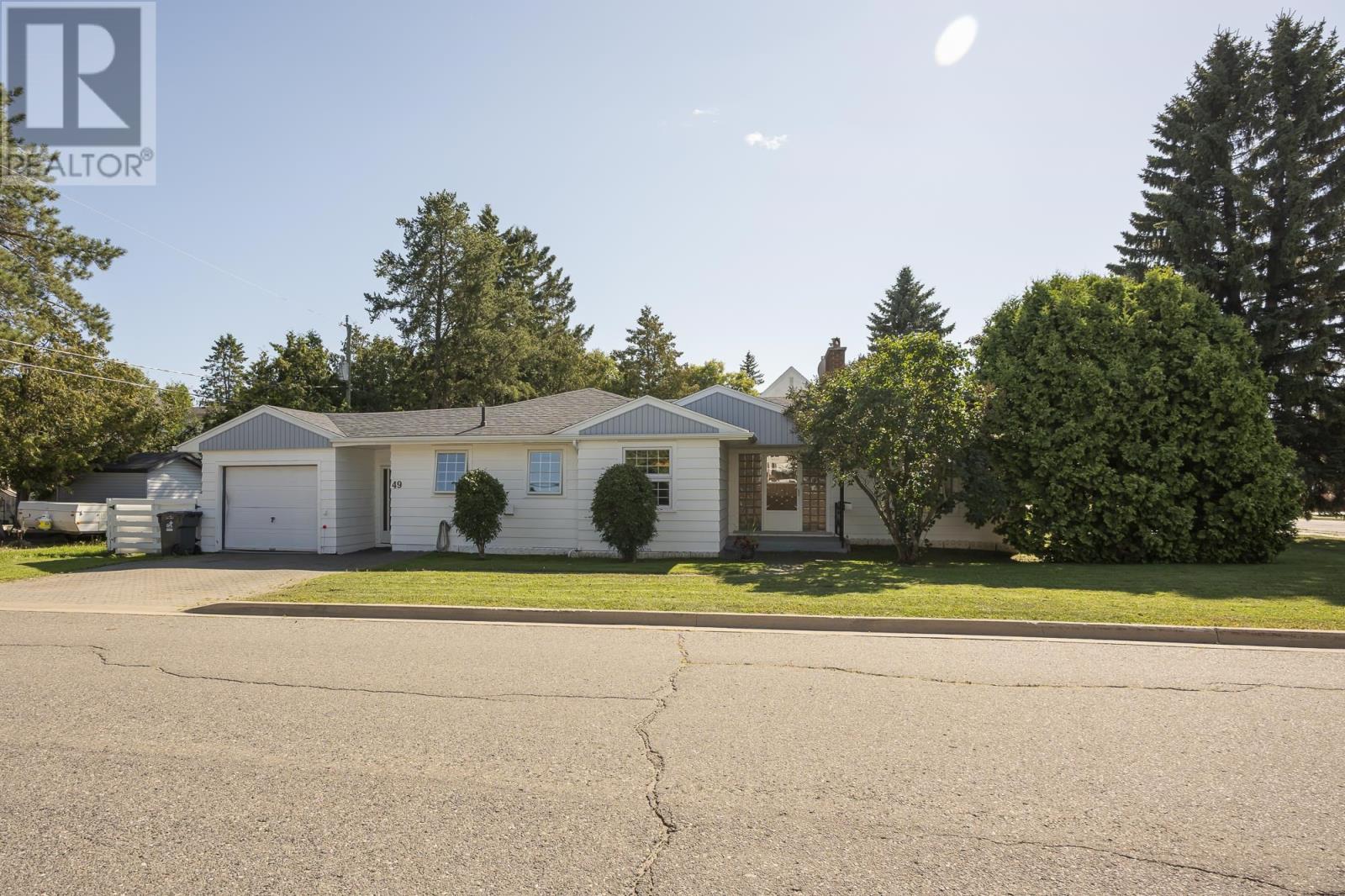 49 Hill St S, Thunder Bay, ON P7B 3T7