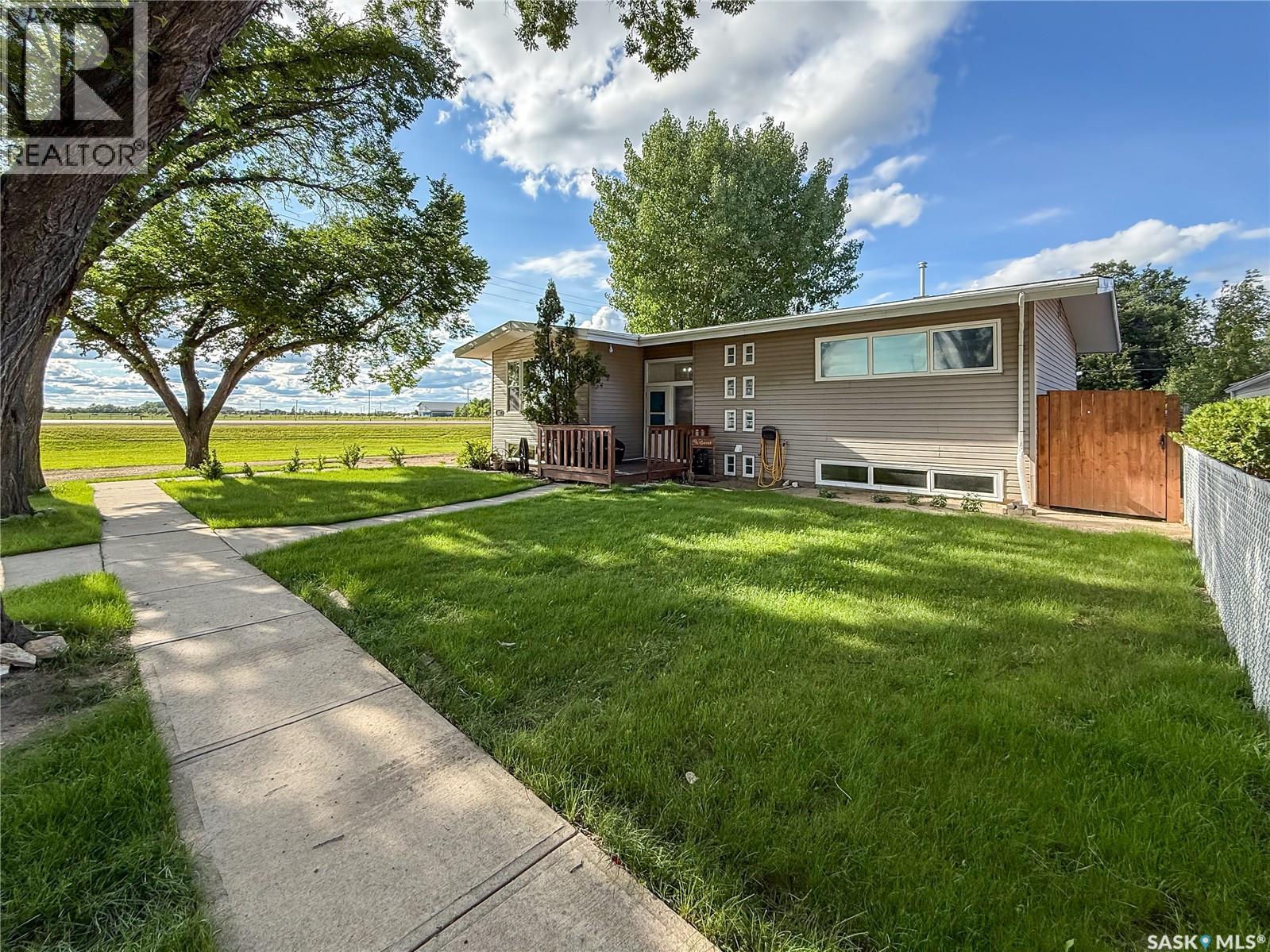 102 Claustre Ave, Maple Creek, SK S0N 1N0