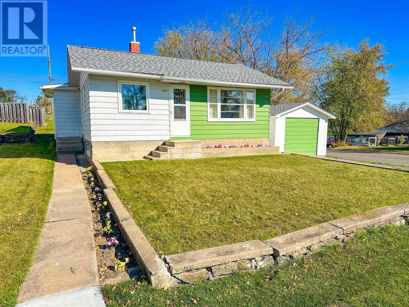 1038 Park St, Kenora, ON P9N 1B9