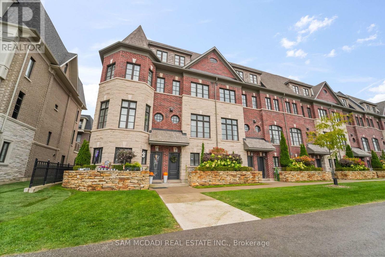 2 2160 Trafalgar Rd, Oakville, ON L6H 0N3