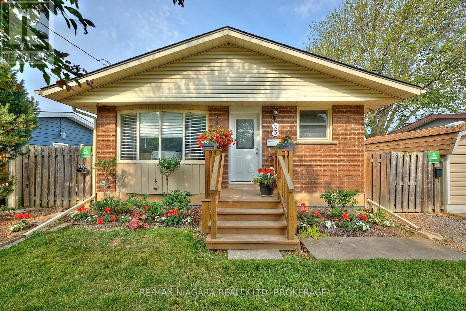 23 Huntley Cres, St. Catharines, ON L2M 6E5
