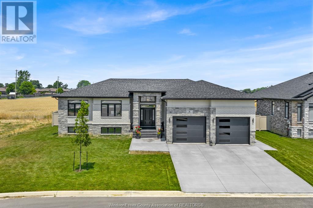 9 Sunningdale Dr, Leamington, ON N8H 0C4