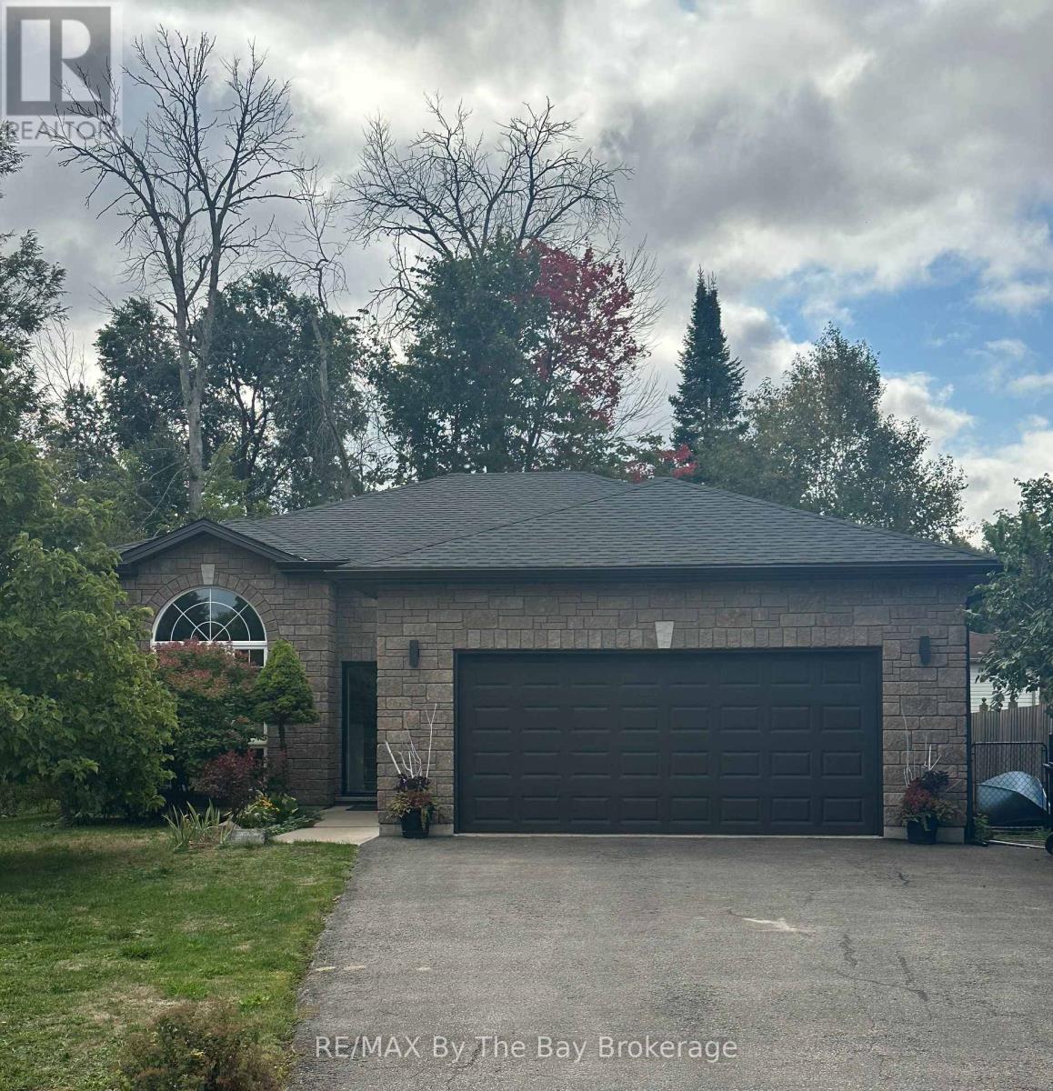 4 Woodside Ct, Wasaga Beach, ON L9Z 1H6