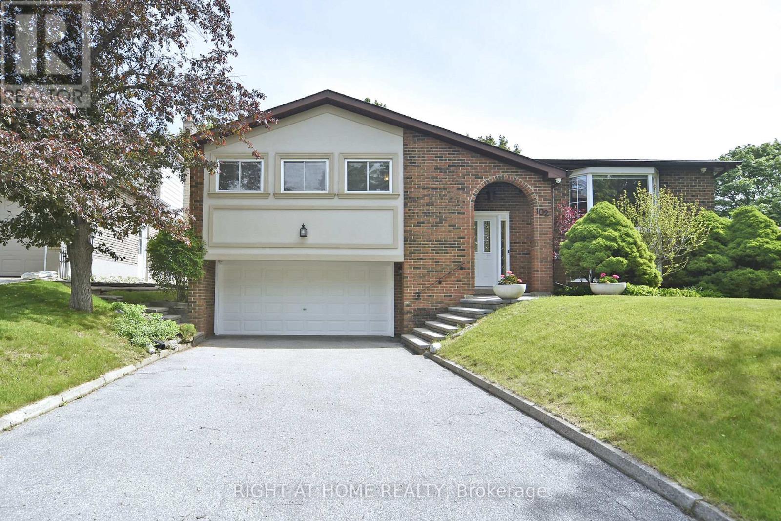 102 Romfield Circuit, Markham Royal Orchard, ON L3T 3H6