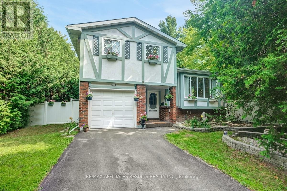 2 Wedgewood Cres, Ottawa, ON K1B 4B4