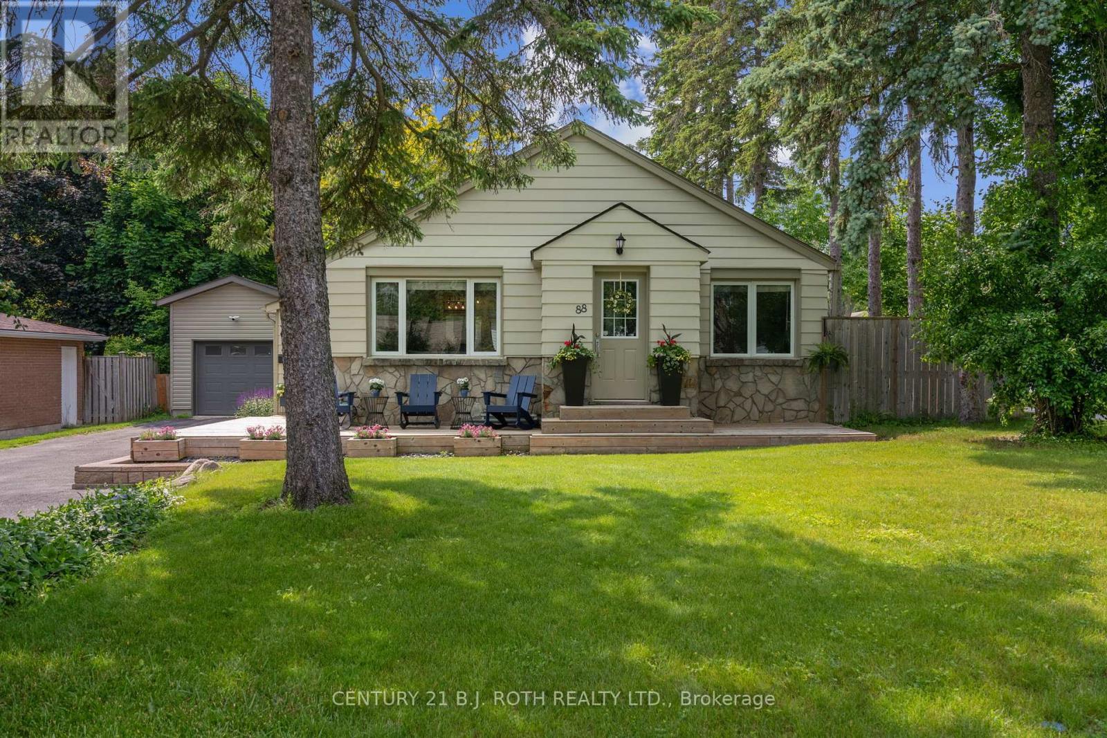 88 Puget St, Barrie, ON L4M 1X2