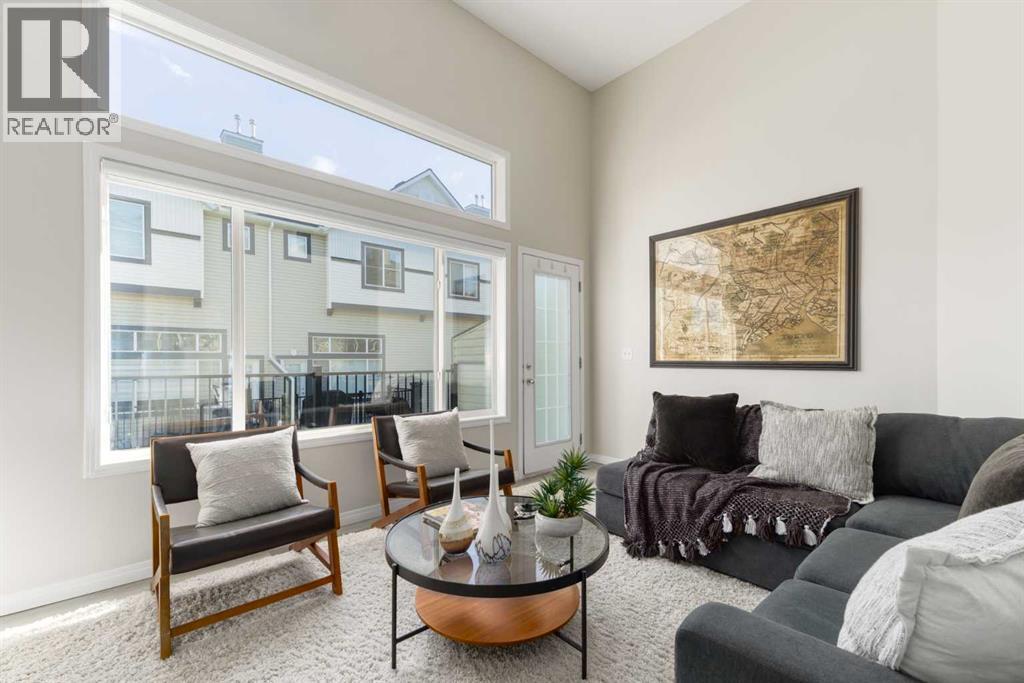 126 Everhollow Hts SW, Calgary, AB T2Y 5B4