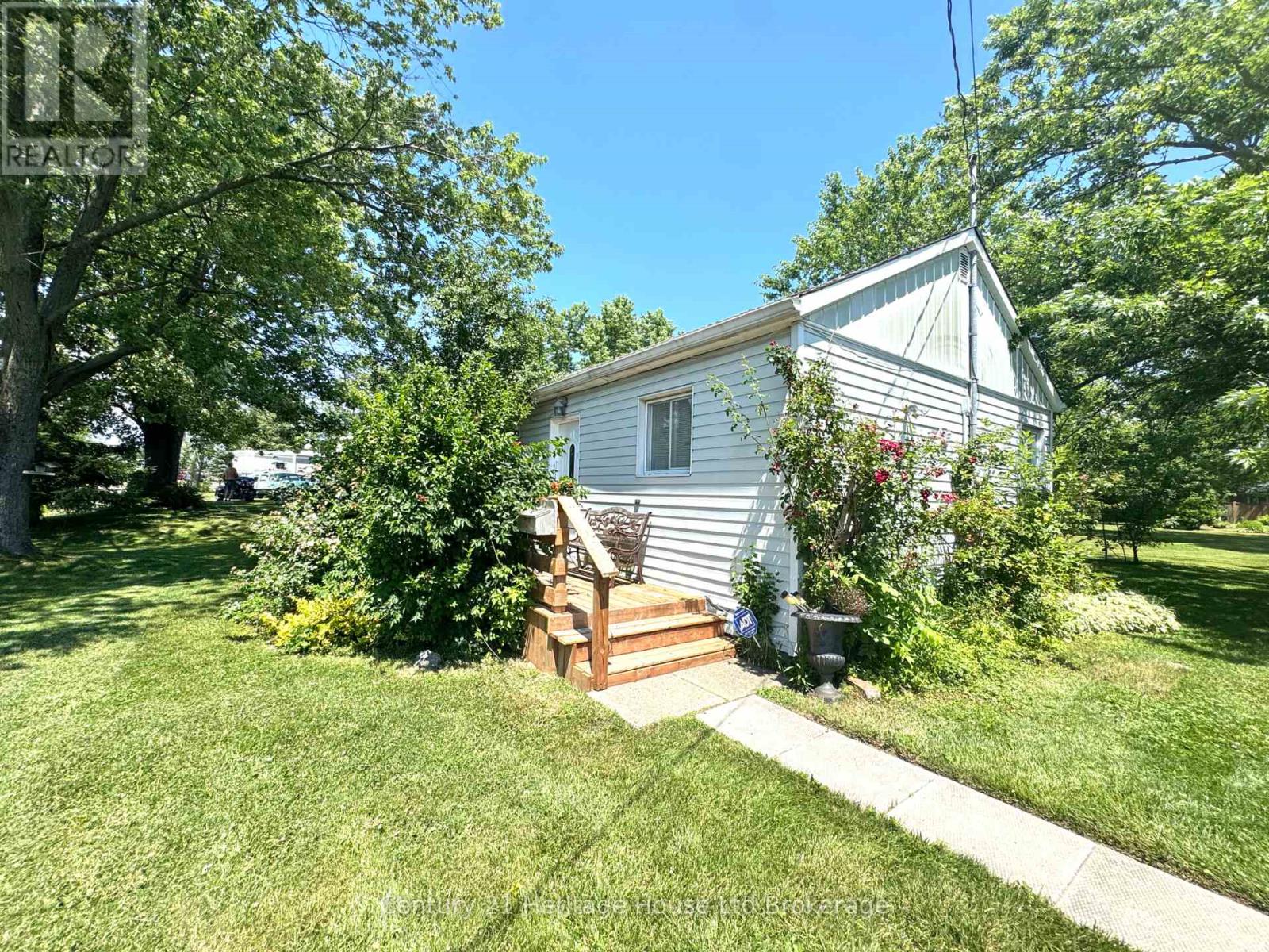 369 Riverside Dr, Welland, ON L3C 5E8
