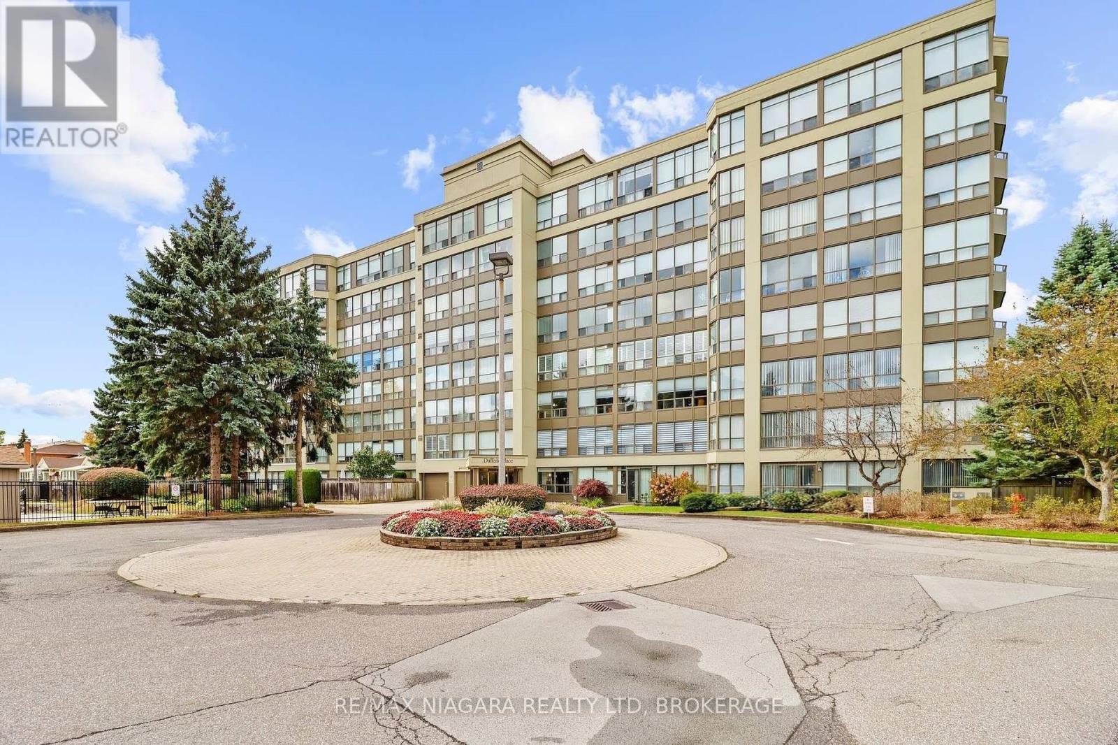 303 5100 Dorchester Rd, Niagara Falls, ON L2E 7H4