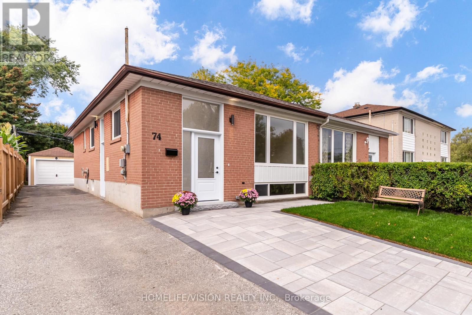 74 Cabot St, Oshawa, ON L1J 5R7