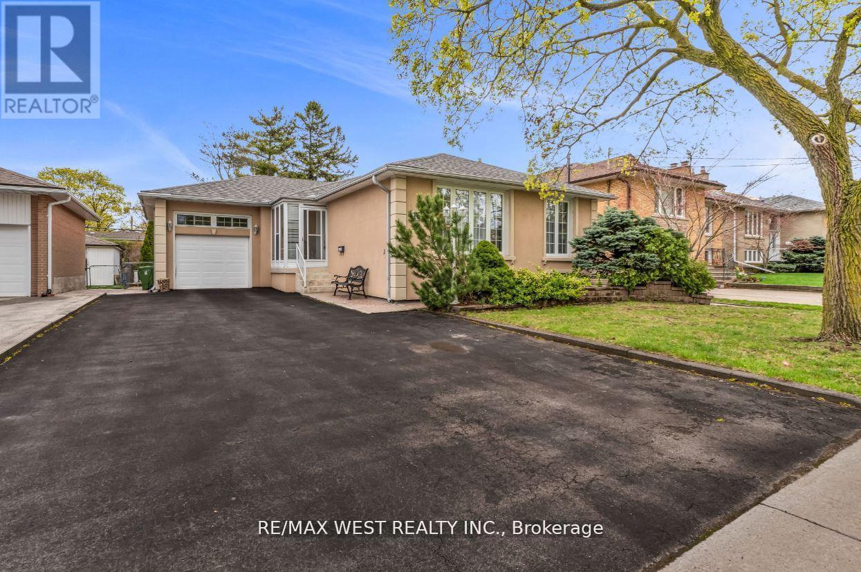 15 Breadner Dr, Toronto, ON M9R 3M3