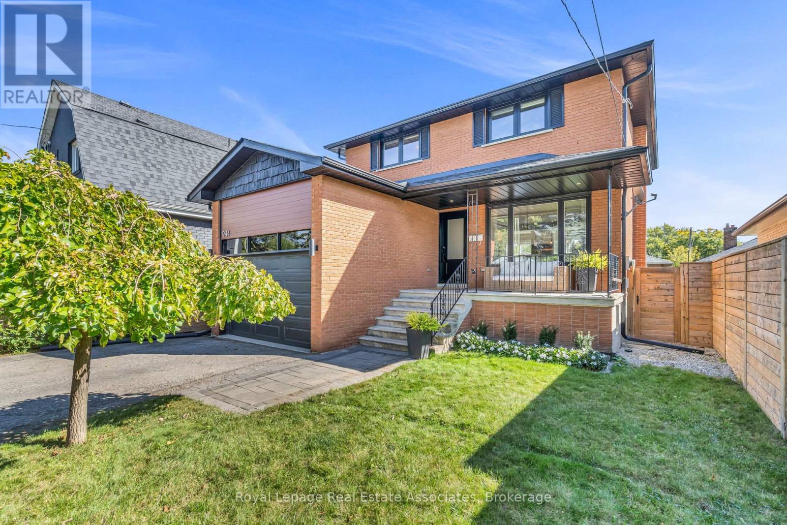 944 Tenth St, Mississauga, ON L5E 1T2