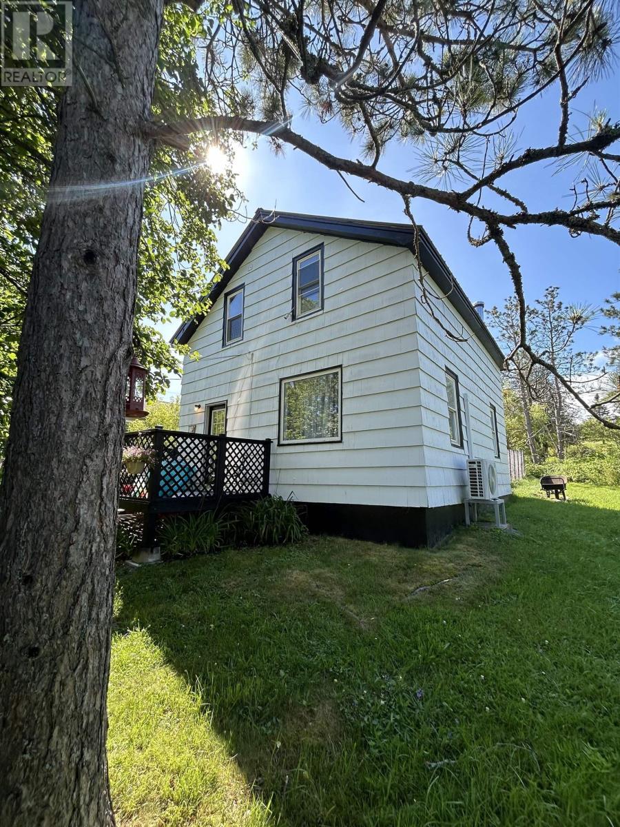 81 North St, Springhill, NS B0M 1X0
