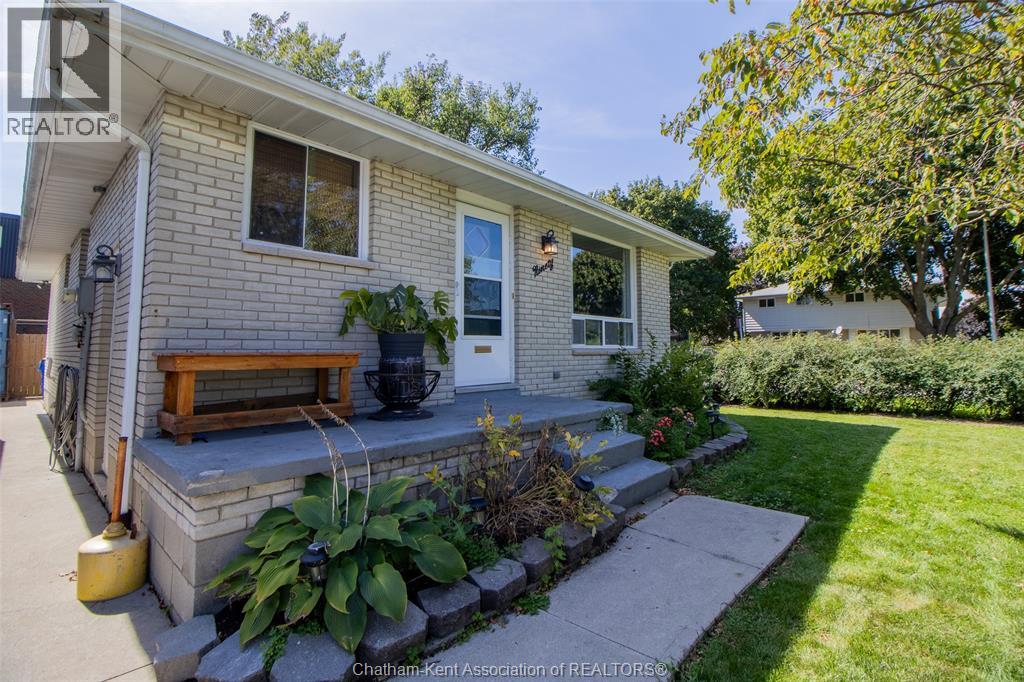 90 Timmins Cres, Chatham, ON N7L 2J7