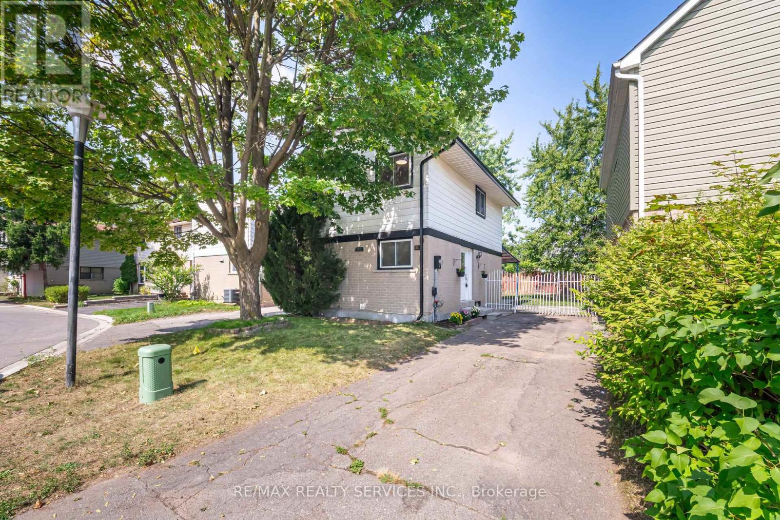 20 Greenhills Sq, Brampton, ON L6S 2J4