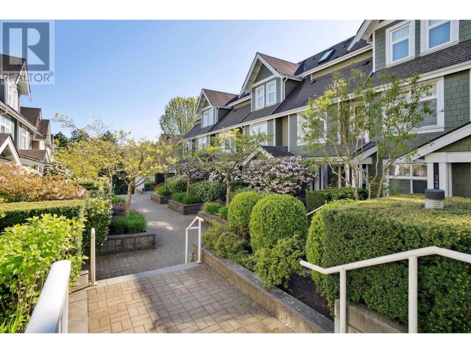 7411 Columbia St, Vancouver, BC V5X 4X4