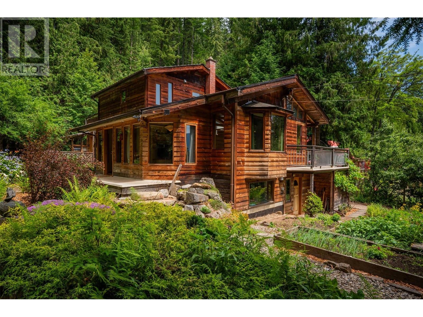 1116 C Ave, Kaslo, BC V0G 1M0